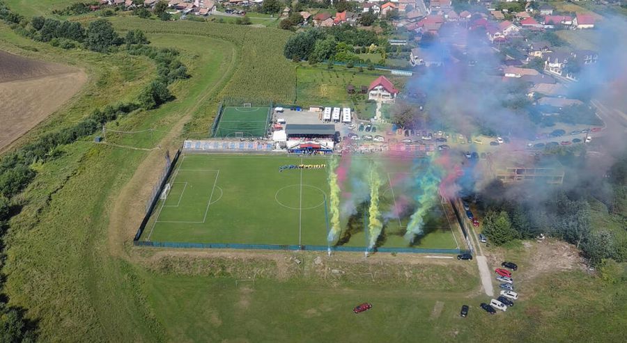 Stadionul din Ungheni pe care Siyanda Xulu ar fi putut acumula meciuri în liga secundă din România. Foto: frf.ro Uluitor: căpitanul Africii de Sud a venit să dea probe de joc în liga secundă din România ca să prindă Mondialul! + „Ngezana a fost ca și «copilul» meu”