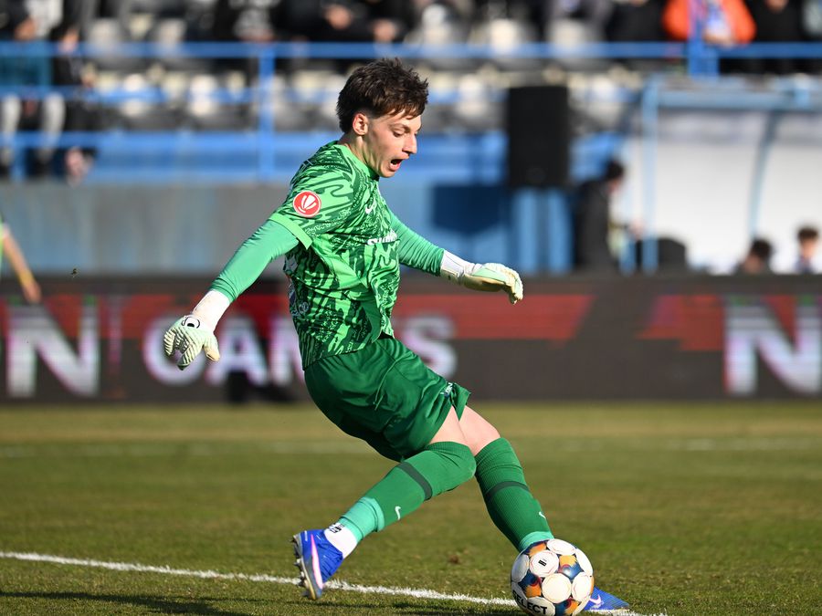 Rafael Munteanu // FOTO: Sport Pictures Ianis Zicu, reverență în fața portarului din Superliga: „Fără să jignesc, n-am văzut asta nici la Lobonț, Stelea și Prunea!”