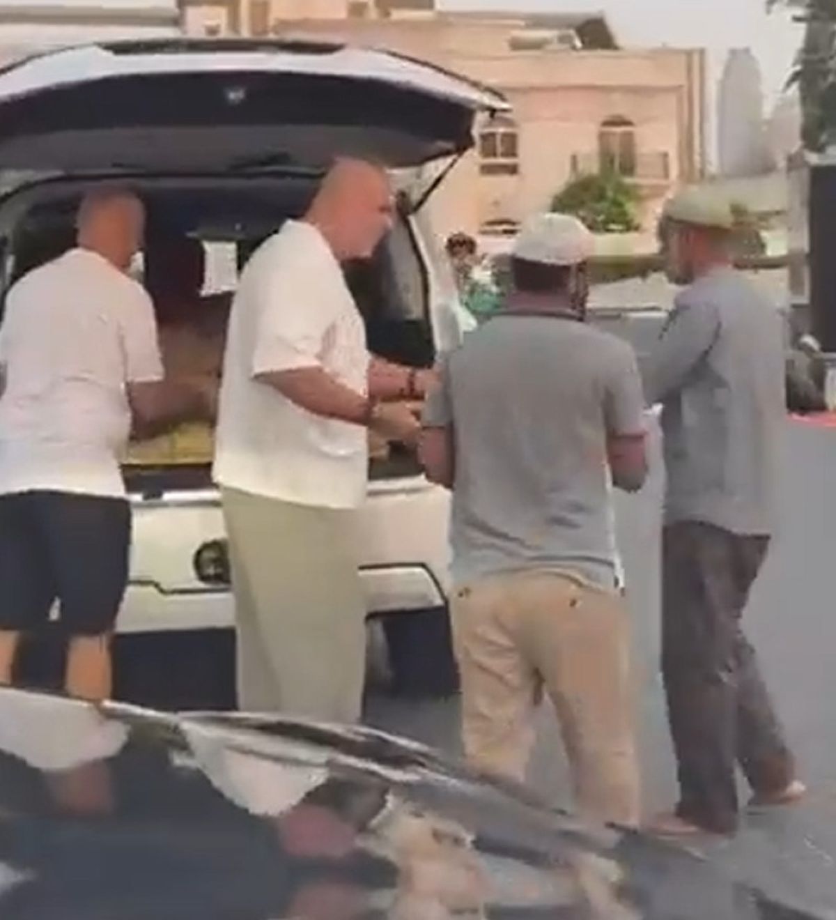 Cosmin Olăroiu a împărțit mâncare pe străzile din Dubai