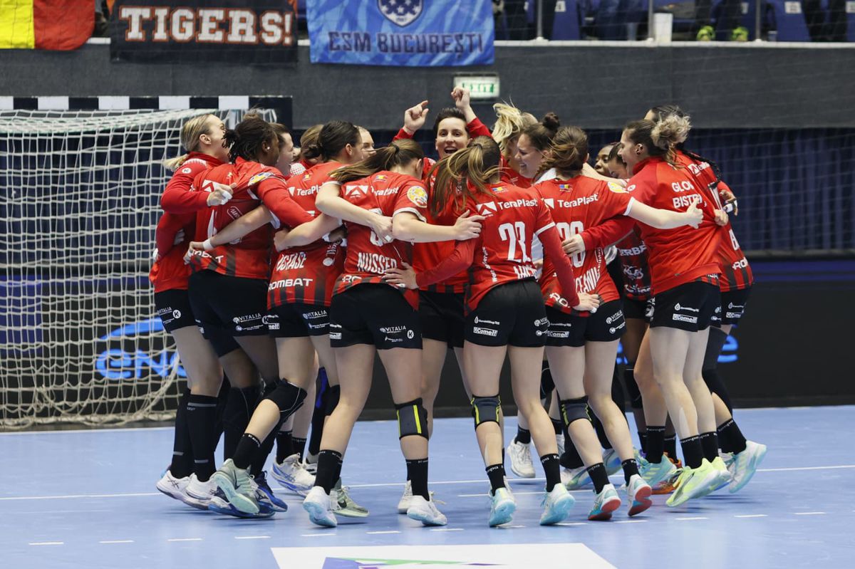 Au dus Gloria în peluză! 20 de imagini spectaculoase de la meciul de titlu din polivalenta bucureșteană: „Dumnezeule!”