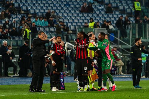 Rafa Leao gesticulează în direcția antrenorului Massimiliano Allegri, portarul Maignan încearcă să-l tempereze / Foto: Imago