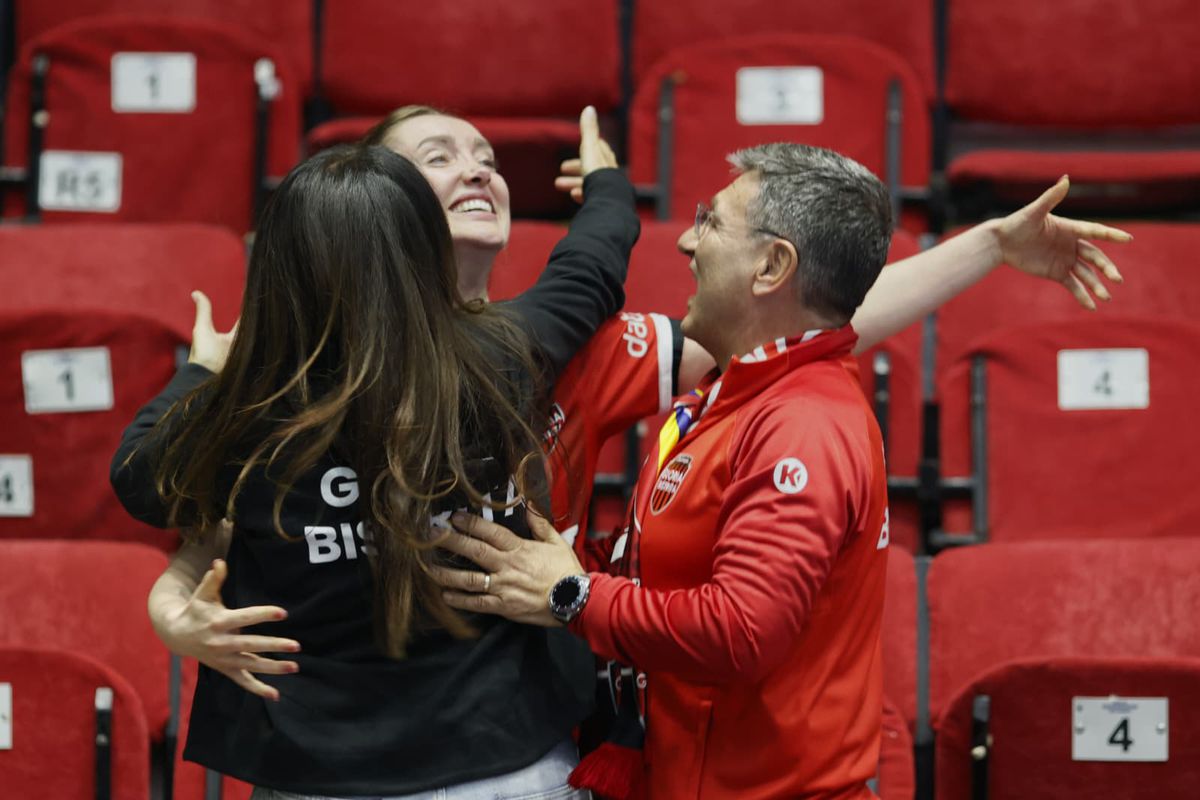 Gloria Bistrița, sărbătoare în peluză la finalul meciului cu CSM București