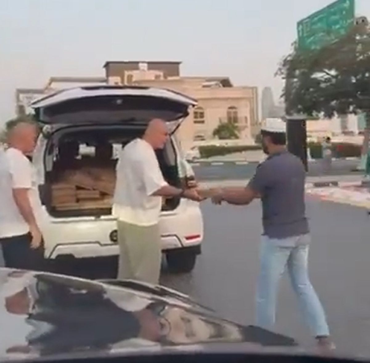 Cosmin Olăroiu a împărțit mâncare pe străzile din Dubai