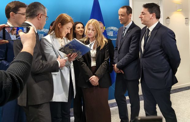 Nadia Comăneci, onorată la Bruxelles în anul care marchează performanța istorică de la Montreal » Marea gimnastă, cadou inedit pentru președinta Parlamentului European