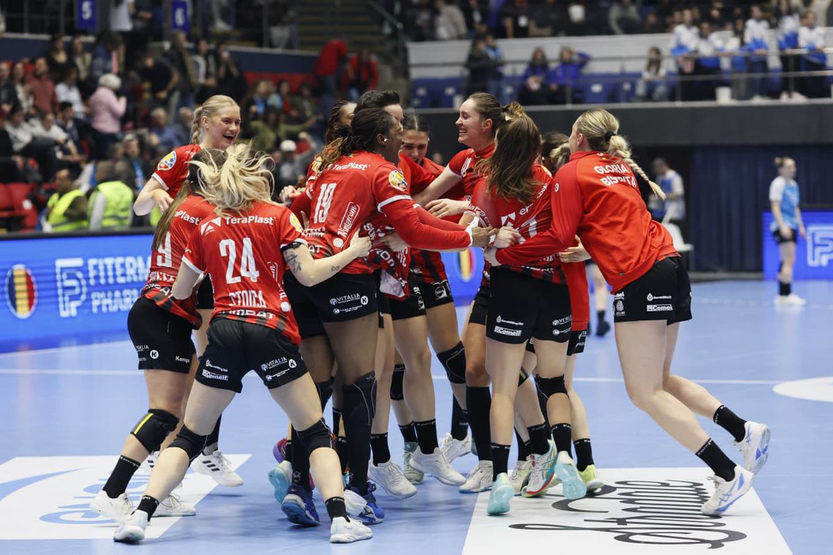 Au dus Gloria în peluză! 20 de imagini spectaculoase de la meciul de titlu din polivalenta bucureșteană: „Dumnezeule!”