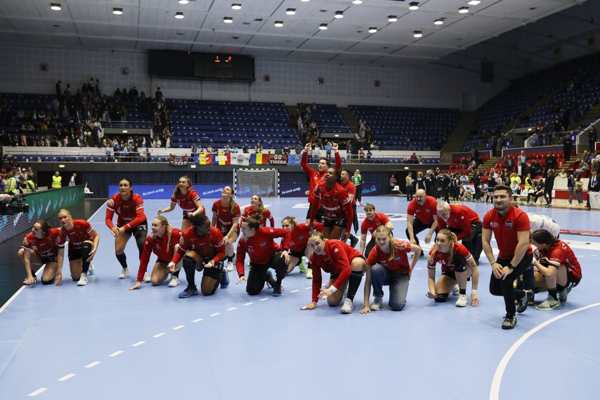 Au dus Gloria în peluză! 20 de imagini spectaculoase de la meciul de titlu din polivalenta bucureșteană: „Dumnezeule!”