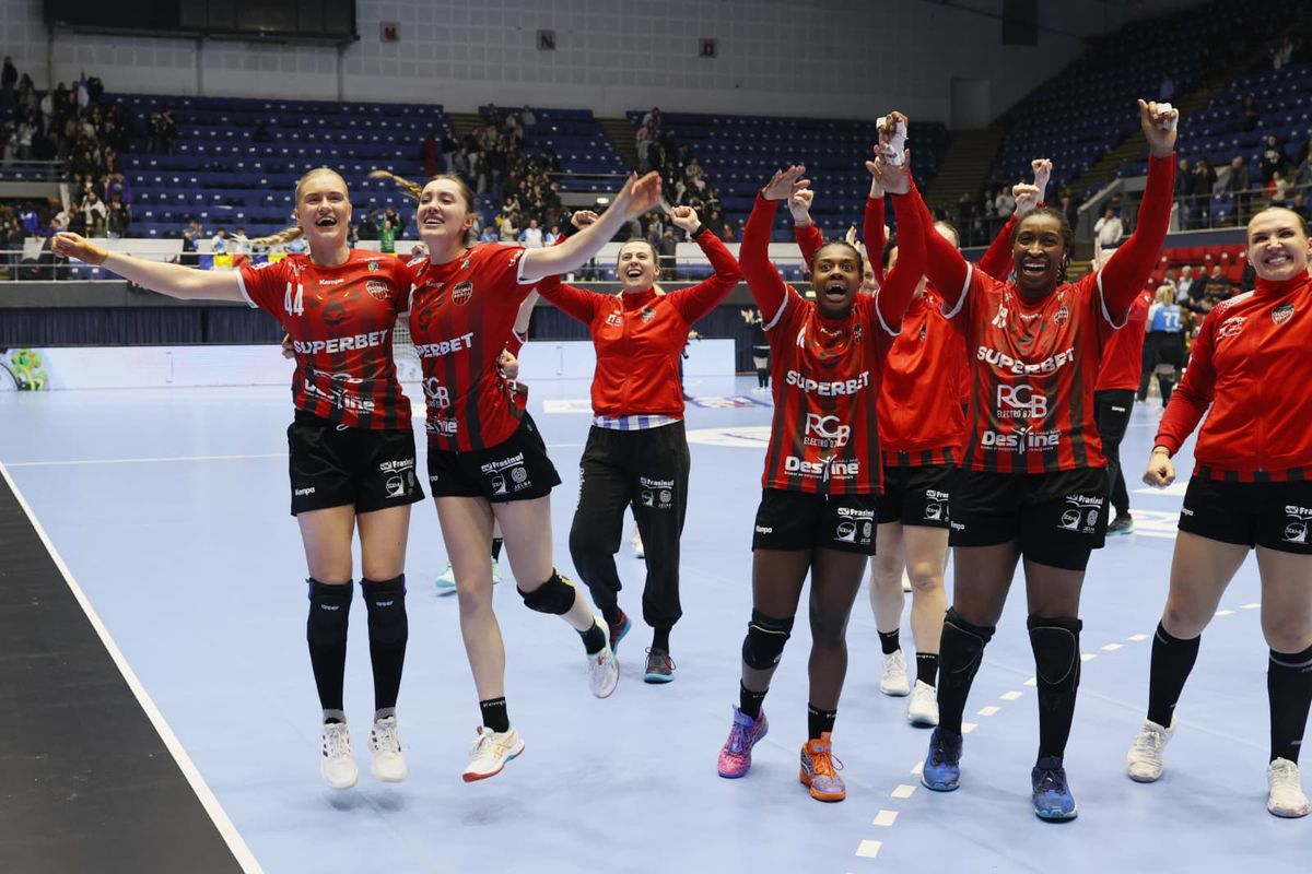 Gloria Bistrița, sărbătoare în peluză la finalul meciului cu CSM București