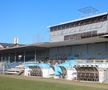 Tribuna principală a  stadionului din Urziceni, cu vechea tribună VIP astăzi închisă cu panouri. Foto: Justin Gafiuc (GSP)