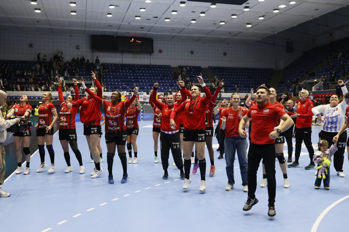 Gloria Bistrița, sărbătoare în peluză la finalul meciului cu CSM București