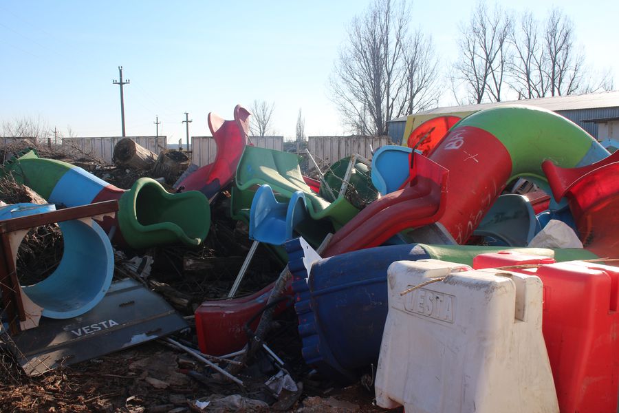 În curtea stadionului sunt depozitate o mulțime de materiale. Foto: Justin Gafiuc (GSP) Cum arată stadionul pe care Borcea i-a stins țigara pe frunte lui MM Stoica » De la Dinamo, Hamburg și Olanda la Real Cosâmbești și Bărăganul Ciulnița