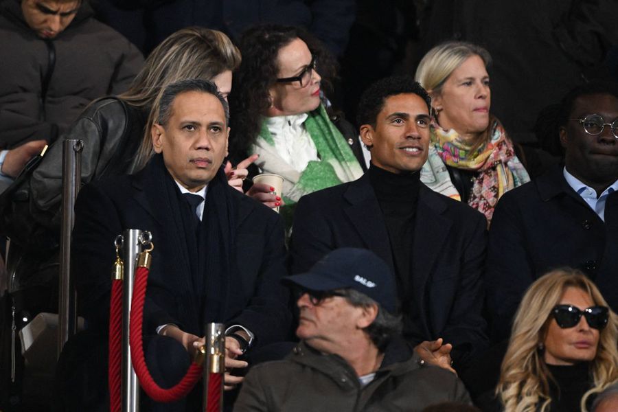 Președintele Mirwan Suwarso, alături de Raphael Varane, fostul fundaș al lui Real Madrid, care se ocupă de academie la Como / Foto: Imago Uimitorul proiect, născut întâmplător: „Am cumpărat clubul numai pentru a-l folosi ca platou de televiziune!”