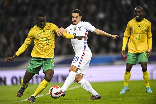 Siyanda Xulu (stânga, aici într-un amical al Africii de Sud cu Franța) a fost la un pas să ajungă în liga secundă din România. Foto: imago