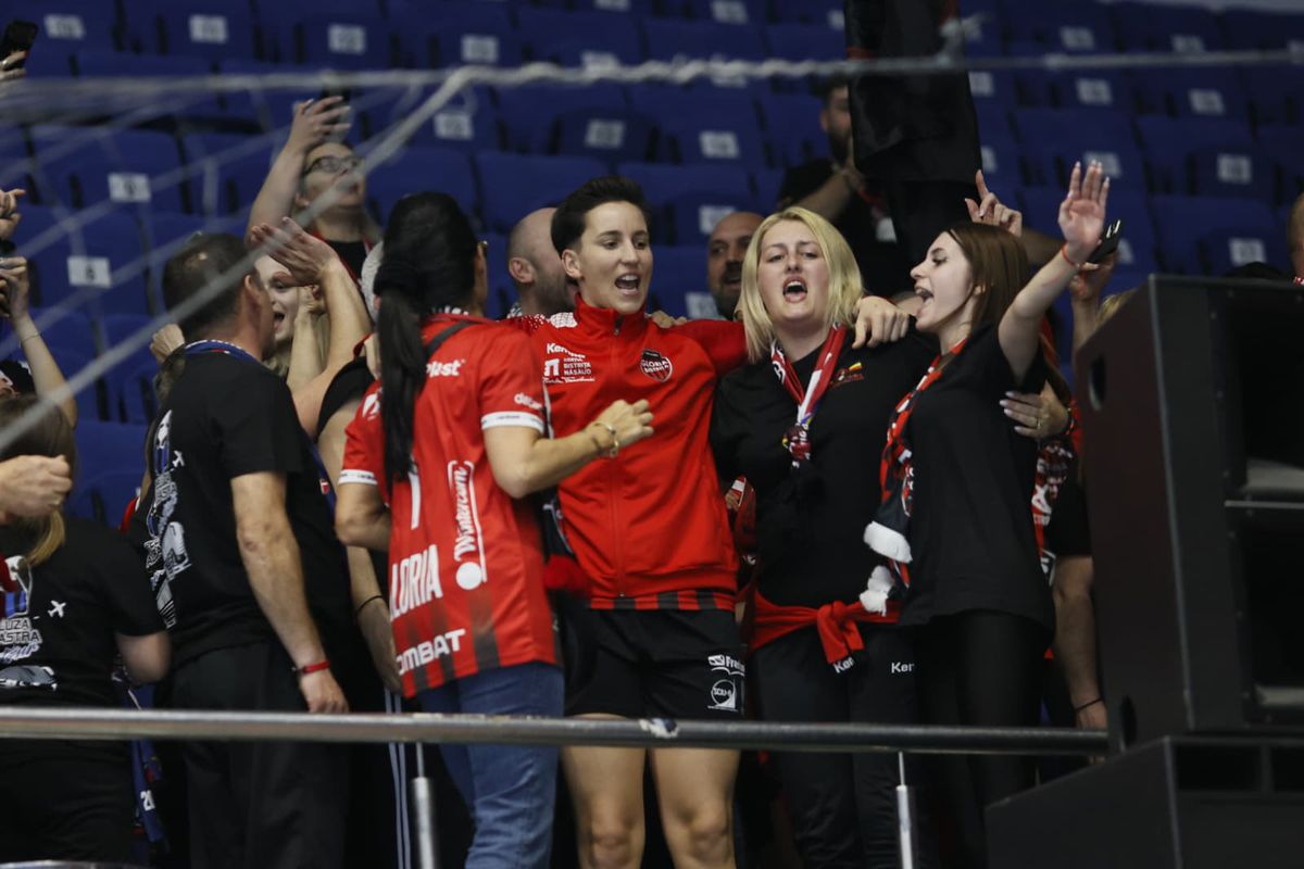 Gloria Bistrița, sărbătoare în peluză la finalul meciului cu CSM București