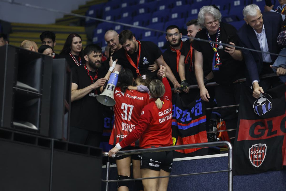 Gloria Bistrița, sărbătoare în peluză la finalul meciului cu CSM București