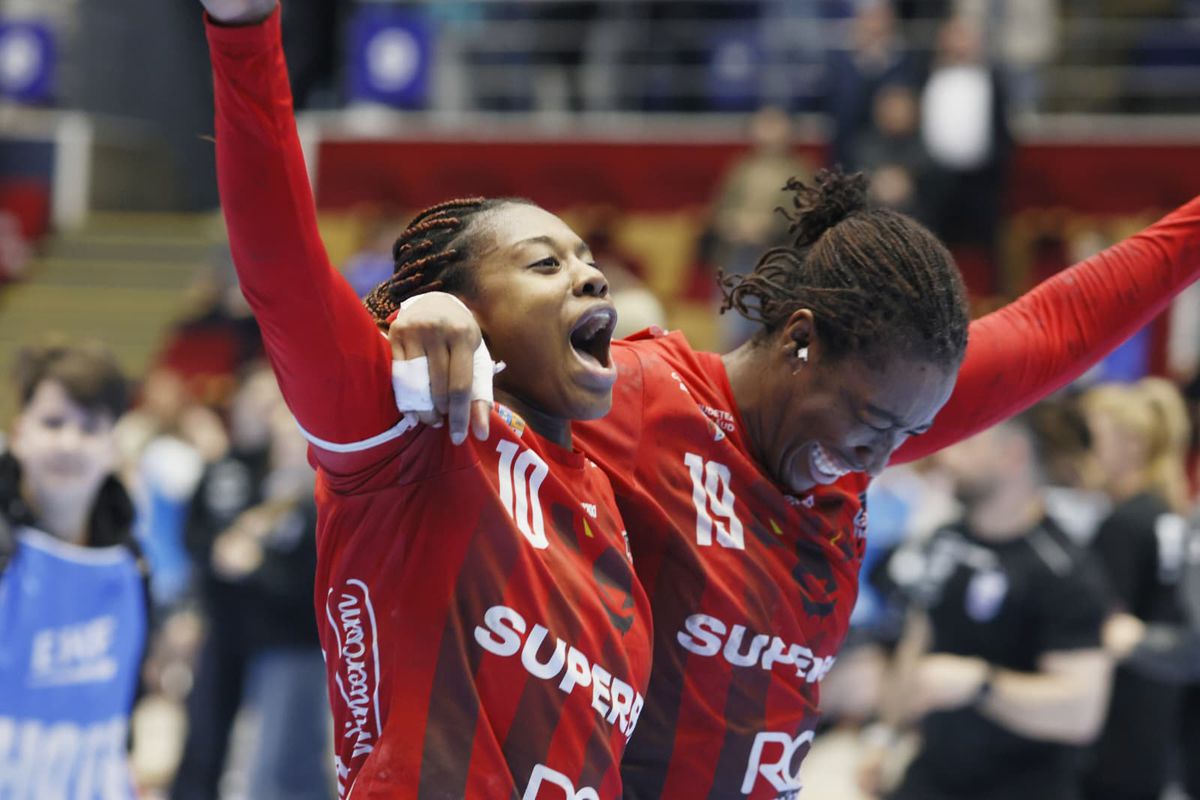 Gloria Bistrița, sărbătoare în peluză la finalul meciului cu CSM București