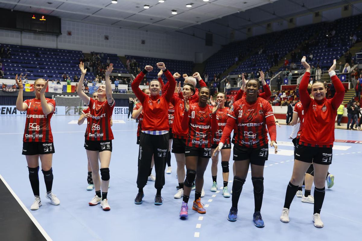 Gloria Bistrița, sărbătoare în peluză la finalul meciului cu CSM București