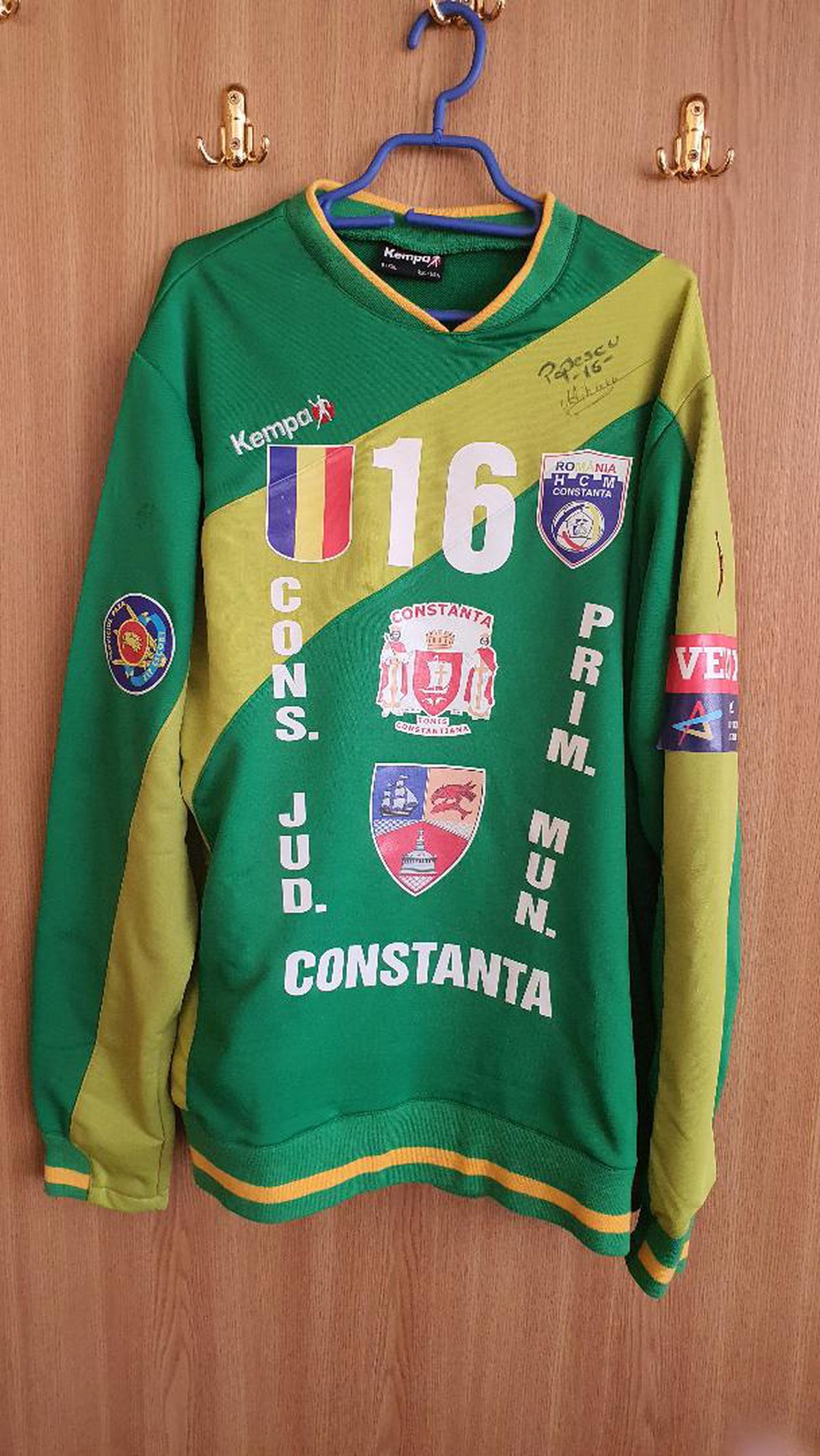 Gest superb al Liceului cu Program Sportiv „Nicolae Rotaru”: donează mai multe obiecte de preț primite de la Simona Halep, Mihai Popescu și Adrian Apostol, în sprijinul copiilor cu autism