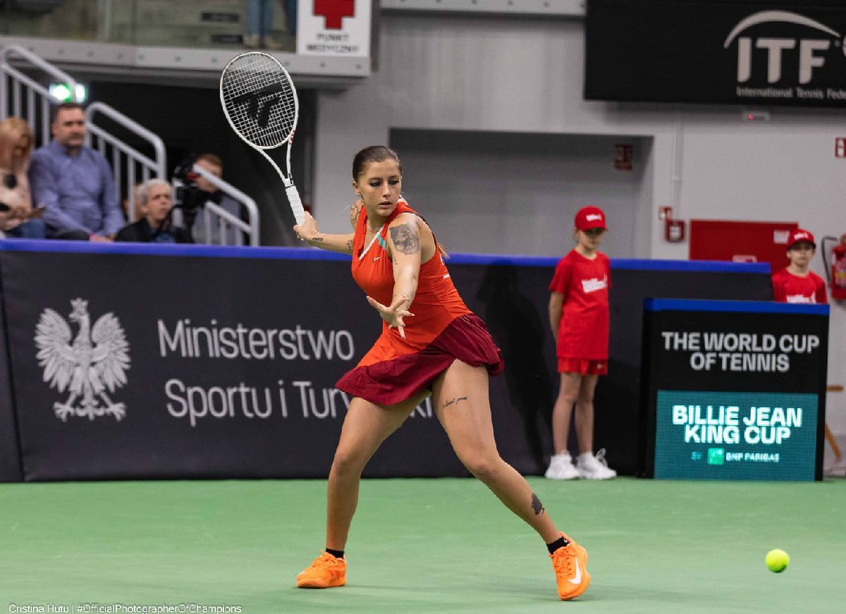 Andreea Prisăcariu, nicio șansă cu Iga Swiatek + înfrângere și la dublu! Pierdem în fața Poloniei și ne pregătim pentru barajul din noiembrie