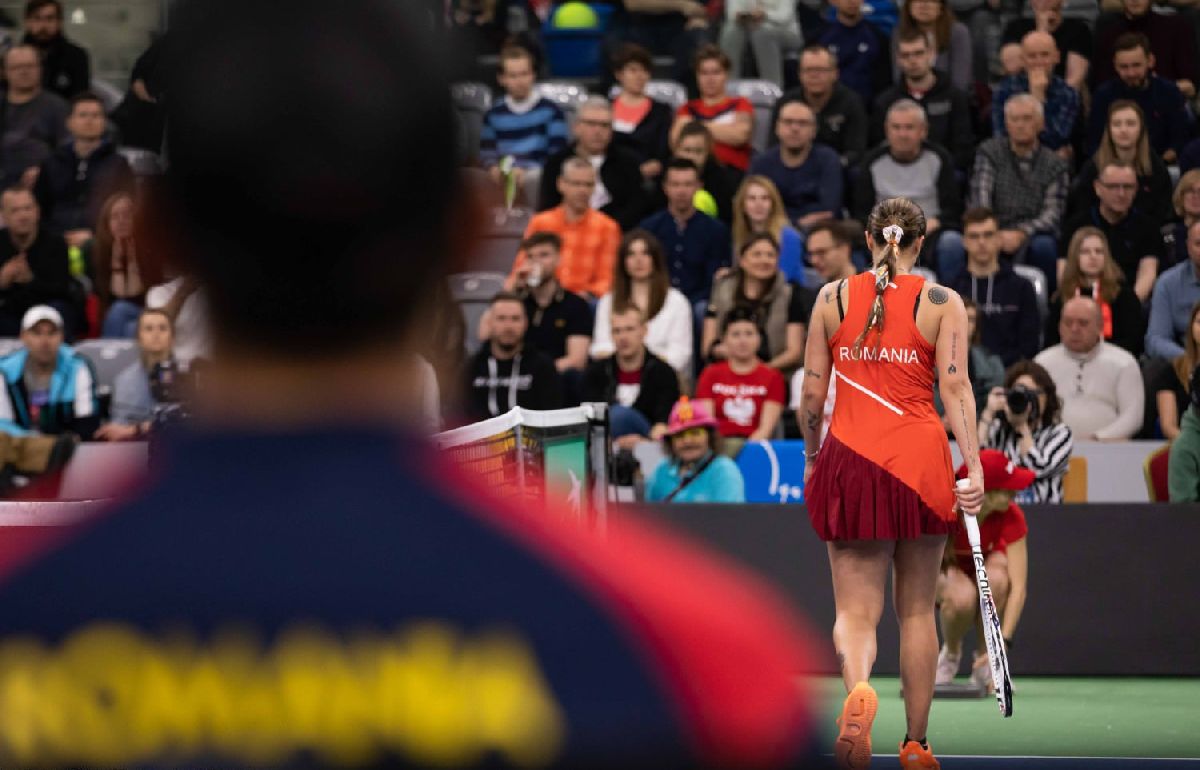 Andreea Prisăcariu, nicio șansă cu Iga Swiatek + înfrângere și la dublu! Pierdem în fața Poloniei și ne pregătim pentru barajul din noiembrie