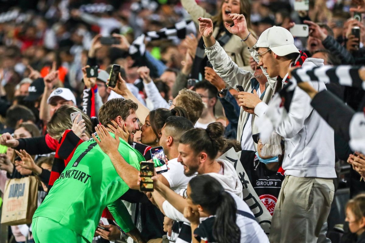 Soția fotbalistului „vulturilor” a „încins” atmosfera pe Instagram: „Femeia perfectă”