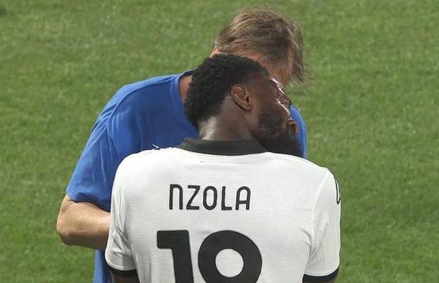 Situație nemaivăzută în meciul lui Inter » Un fotbalist a fost schimbat, după ce nu a reușit să își scoată cercelul din ureche