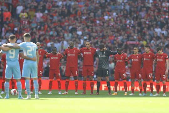 Mai mulți fani ai lui Manchester City au cântat și au întors spatele momentului de reculegere ținut astăzi, la semifinala de Cupă cu Liverpool, în memoria victimelor de pe Hillsborough.