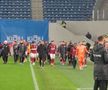 CS Universitatea Craiova a învins Rapidul, scor 3-1, în runda cu numărul 4 a play-off-ului SuperLigii. Galeria giuleștenilor i-a cerut demisia lui Adrian Mutu (44 de ani) la final.