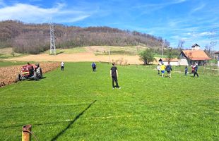 Caz incredibil! Un consilier local ara terenul de fotbal din sat, în timp copiii se jucau