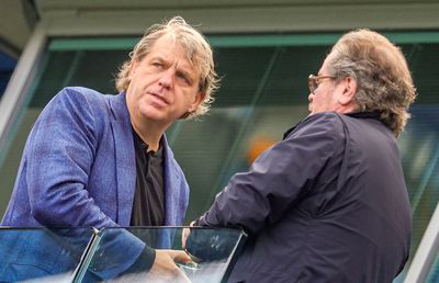 Clipe de furie » Patronul lui Chelsea, insultat de fanii albaștri furioși după încă o înfrângere: s-a certat cu ei în tribună!