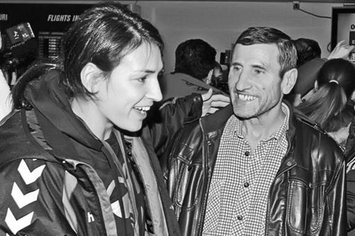 Cristina Neagu alături de tatăl ei în 2011. Sursa foto: Libertatea