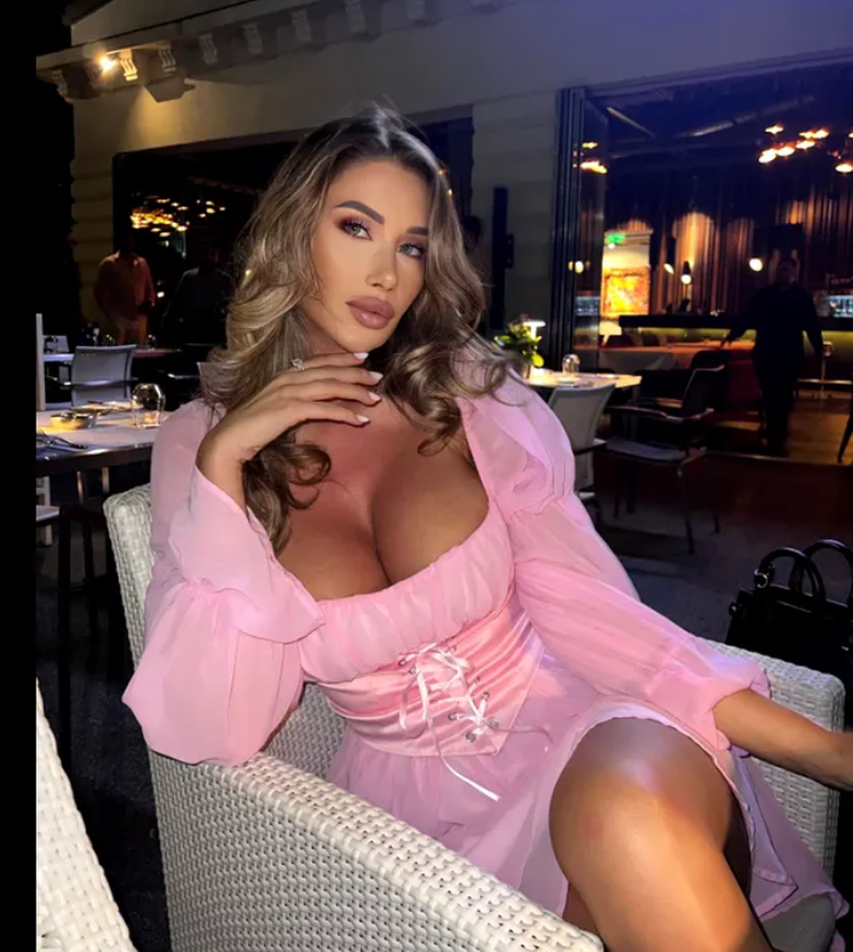 „A încălcat legea?” » Arpad Paszkany și tânăra sa iubită s-au întâlnit cu un politician foarte controversat la Hilton Budapesta