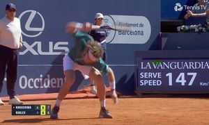 Criză de nervi în duelul ruso-american! A distrus racheta, după ce-a fost eliminat în turul al doilea al turneului ATP de la Barcelona