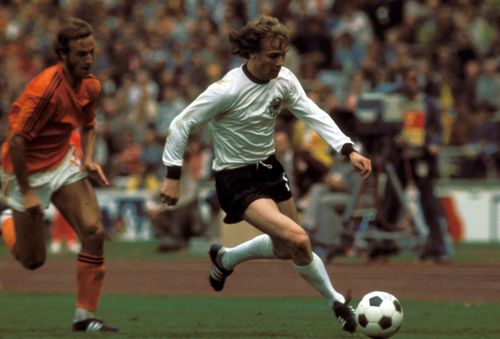 Bernd Holzenbein, în duel cu Johan Neeskens, în finala CM 1974 / Foto: Imago