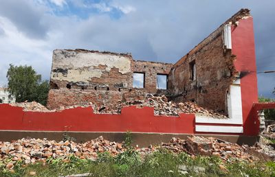 Revitalizarea peisajelor urbane: Ghidul complet pentru curățare și reconstrucție