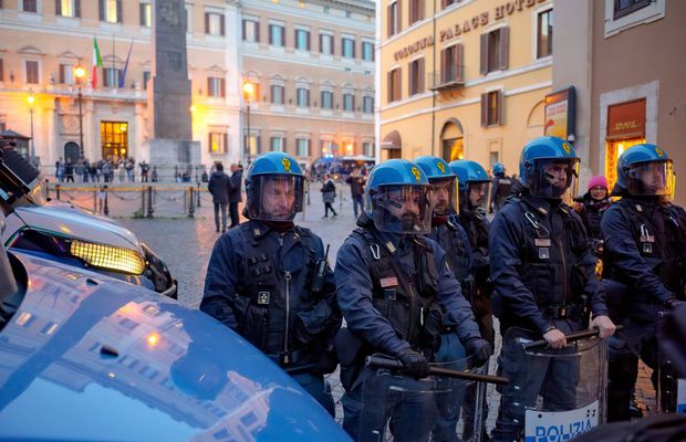 Decizia dură luată de autorități după incidentele grave provocate de fani la derby-ul Romei