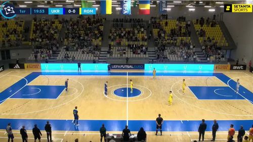 Momentele de reculegere ținute în sala de la Koszalin, în memoria victimelor atacului de la Șumi, dinaintea partidei de futsal dintre România și Ucraina / Foto: X