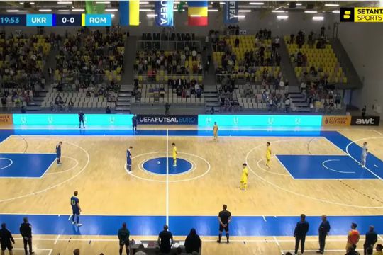 Momentele de reculegere ținute în sala de la Koszalin, în memoria victimelor atacului de la Șumi, dinaintea partidei de futsal dintre România și Ucraina / Foto: X