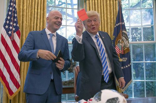 Gianni Infantino (președintele FIFA, în stânga) și Donald Trump // foto: Imago Images