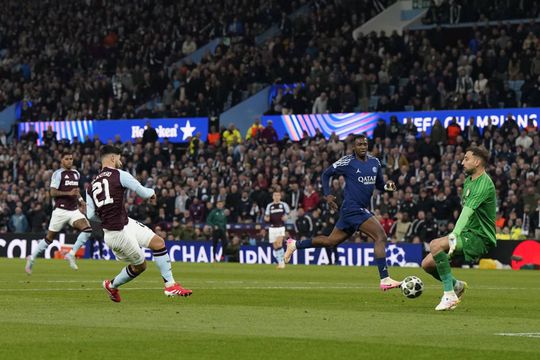 Gianluigi Donnarumma a fost uriaș și la figurat pe Villa Park, salvând-o pe PSG de la o remontada dramatică / Foto: Imago