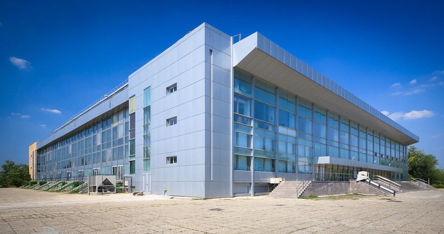 Actuala sala polivalentă din București 12 ani de promisiuni mincinoase pentru o sală polivalentă pun Bucureștiul pe harta rușinii Europei: „Nu răspunde la telefon! Nu am cu cine să vorbesc!”