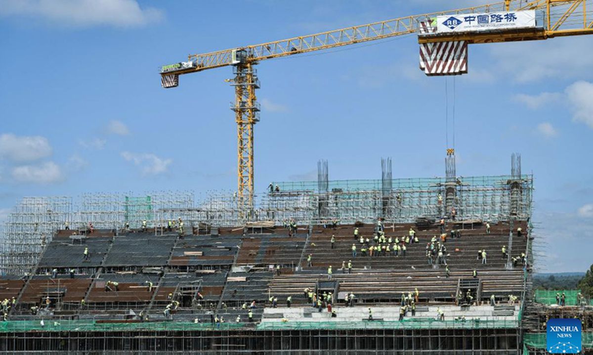 Localnicii s-au crucit când l-au văzut! Ce stadion construiesc chinezii în Africa: cu 100 de milioane de euro mai scump decât Arena Națională