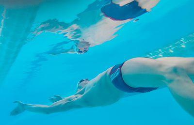 Imagini subacvatice spectaculoase surprinse cu OPPO Reno13 si tânărul înotător Tudor Iordache