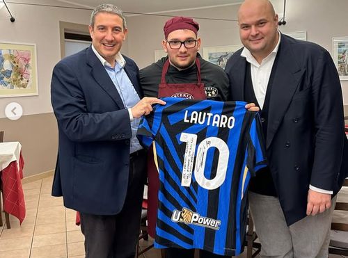 „Trofeul” primit de la Lautaro Martinez de proprietarii restaurantului „țepuit” de un client în Milano / Foto: Instagram