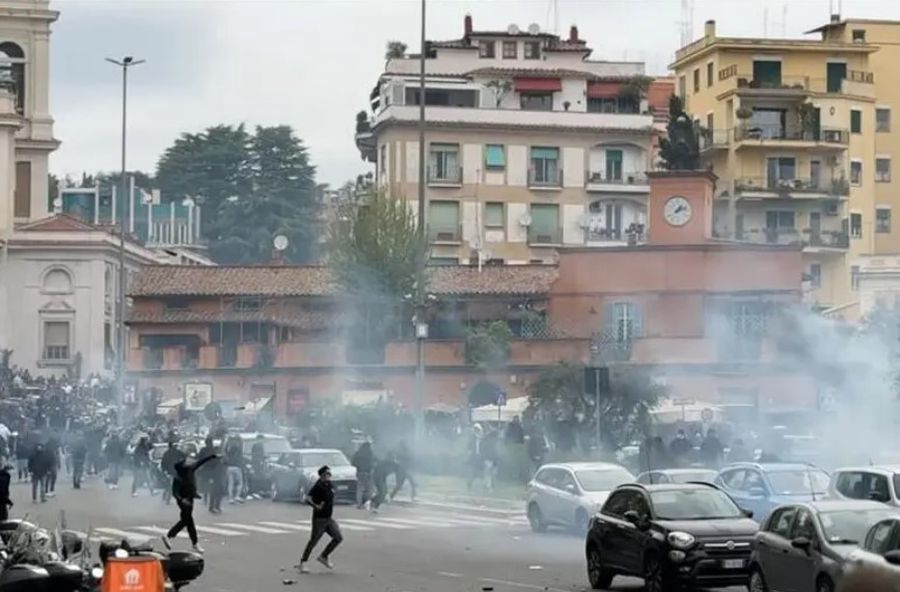 Forțele de ordine au înregistrat 24 de răniți în luptele de stradă cu fanii romani înaintea derbyului de duminică / Foto: Imago Decizia dură luată de autorități după incidentele grave provocate de fani la derby-ul Romei