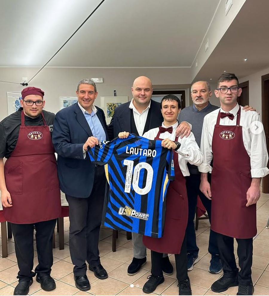 Tricoul cu autograf al lui Lautaro Martinez, căpitanul lui Inter, este cadoul primit pentru paguba lăsată de clientul furgar / Foto: Instagram Gestul lui Lautaro Martinez făcut chiar înaintea returului cu Bayern: „Inimă mare”