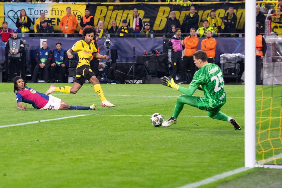Wojciech Szczesny, apărând la Dortmund un șut trimis de Karim Adeyemi / Foto: Imago Alegerea crudă a Barcelonei » Ce ar fi decis Hansi Flick în privința unuia dintre cei mai buni jucători din 2025!
