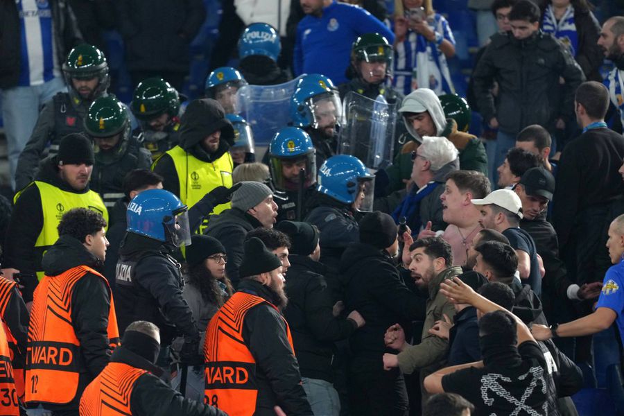 Polițiștii au intervenit și în tribune pe Olimpico în timpul derbyului Lazio - AS Roma 1-1 / Foto: Imago Decizia dură luată de autorități după incidentele grave provocate de fani la derby-ul Romei