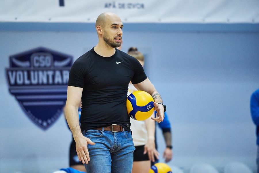 Alexandru-Gabriel Enache, fostul secund al lui CSO Voluntari/Foto: CSO Voluntari Volei Caz șocant în voleiul feminin din România! Antrenorul secund al vicecampioanei, dat afară pentru că le trimitea materiale pornografice junioarelor din cadrul clubului