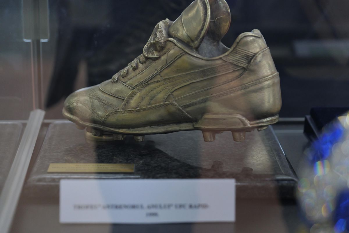 Zi specială la Muzeul Fotbalului: acces gratuit la colecția lui Mircea Lucescu » Au venit primii jucători de la FCSB