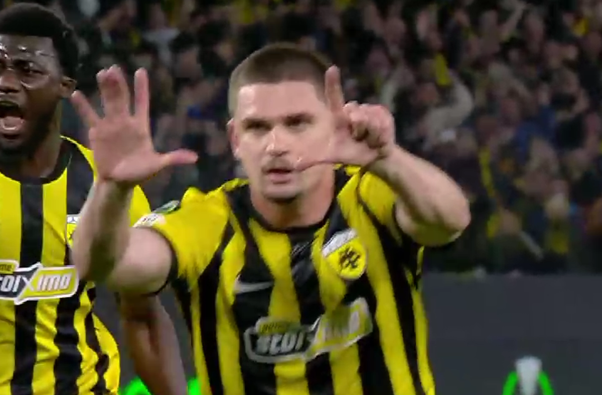 Gest de suflet pentru Mircea Lucescu, după ce a marcat în AEK Atena - Rayo Vallecano